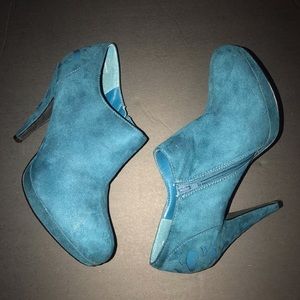Teal blue heel!